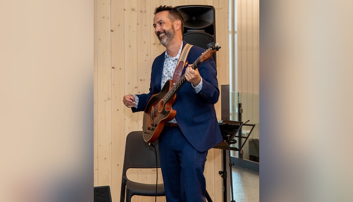 Nicholas Pedneault démontrant ses talents de guitariste à la fin de la cérémonie