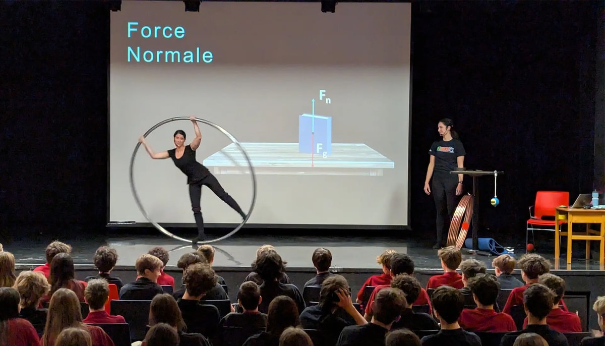 Les deux animatrices et athlètes Laurence Desgagnés et Camille Bérubé durant une présentation du spectacle Salto. Elles sont diplômées de l'École de cirque de Québec.