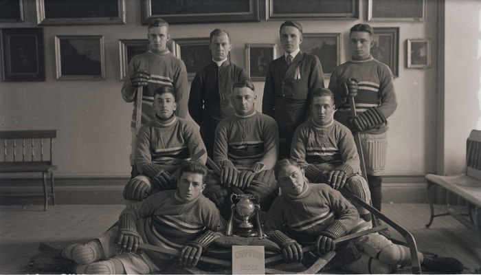 Les joueurs de la classe de rhétorique, champions 1922-1923 de la Ligue du Séminaire de Québec. Musée de la civilisation, fonds d'archives du Séminaire de Québec.