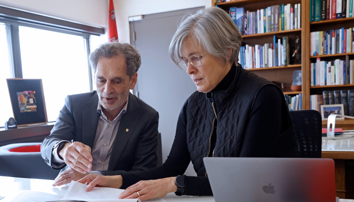 André Darveau, vice-recteur exécutif et vice-recteur aux ressources humaines et aux finances, et la rectrice Sophie D'Amours, pendant l'entrevue à ULaval nouvelles.
