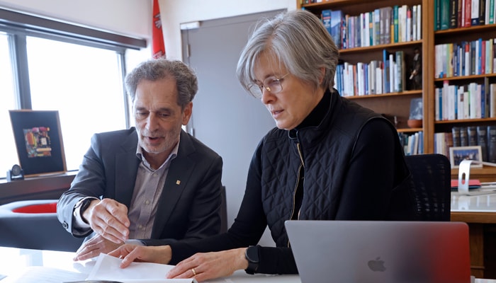 André Darveau, vice-recteur exécutif et vice-recteur aux ressources humaines et aux finances, et la rectrice Sophie D'Amours, pendant l'entrevue à ULaval nouvelles.