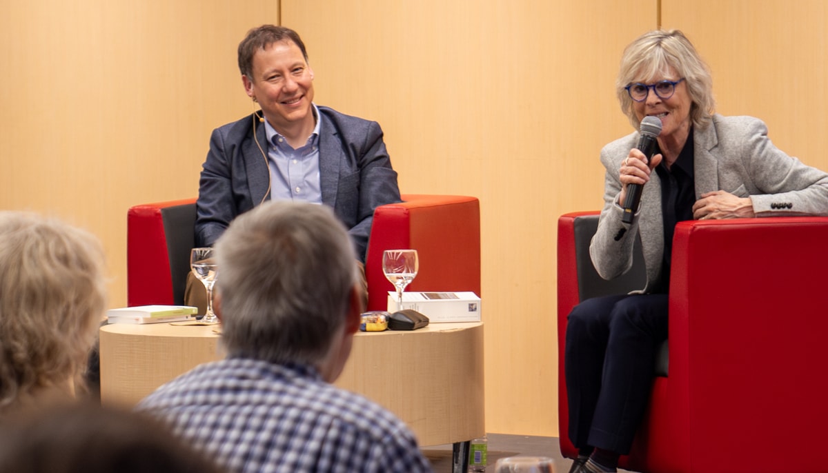 Pierre-Olivier Méthot, doyen de la Faculté de philosophie, s'est entretenu avec l'écrivaine Hélène Dorion.