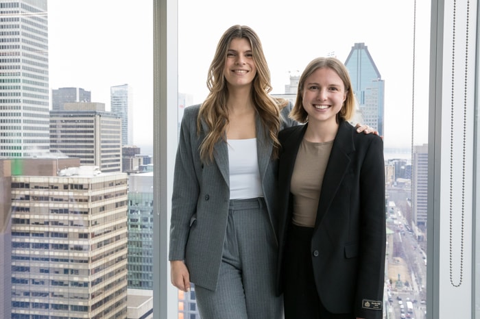 Juliette Gagnon (à droite) en compagnie de sa coéquipière Marie-Ève Morissette, étudiante à HEC Montréal