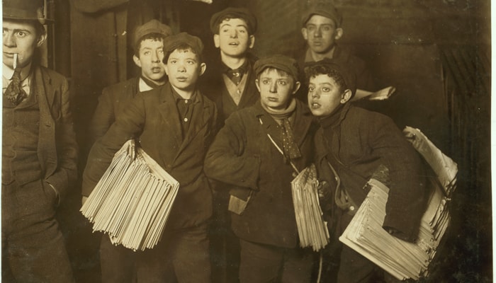 Un petit groupe de vendeurs de journaux, à New York, en 1908, une photo de Lewis Hine. Pendant des décennies, les newsboys et les newsgirls ont arpenté les grandes villes du monde, animant les rues de leurs cris.