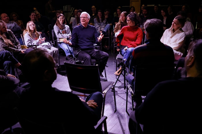 Gilles Joncas, professeur d'astrophysique à l'Université Laval fait part de sa perception du temps. À l'avant, cette chaise laissée vide, qui invite une personne du public à se joindre à la discussion. On aperçoit en retrait à gauche Laura Silva, professeure au Département de science politique, et la jeune adolescente, qui ont volontairement contribué au dialogue.
