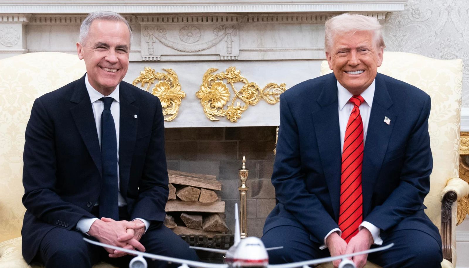 Les chefs d’État qui se succèdent dans le Bureau ovale essaient tant bien que mal d’avoir des discussions raisonnables avec Donald Trump. Mark Carney en a appelé aux qualités d'homme d'affaires du président américain pour susciter son adhésion à un énoncé. «C’est peut-être une bonne stratégie, mais c’est de la flatterie, pas un mode d’argumentation entre partenaires», estime la professeure Roussin.