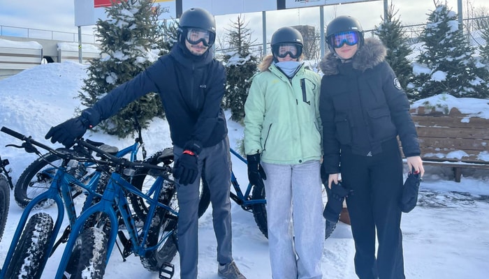 Adrien Helleisen, Julie Leroux et Aglaé Lefrançois suivent des cours du baccalauréat en géologie pendant la session d'hiver 2026. Ils profitent de leur séjour au Québec pour découvrir de nouvelles activités hivernales.