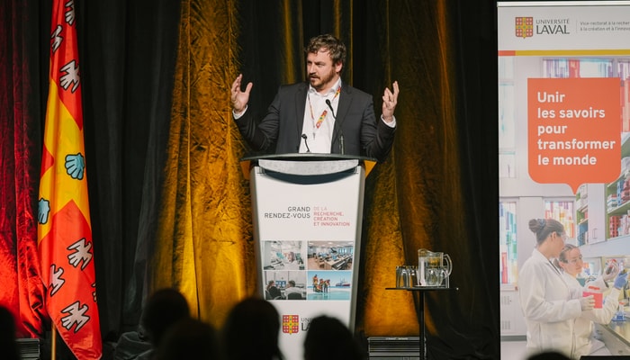 Le professeur Alexandre Pelletier, titulaire de la Chaire de leadership en enseignement Roméo Dallaire sur les conflits et la paix durable, a abordé les grandes lignes de ses recherches sur les groupes armés non étatiques. Son équipe a documenté la trajectoire de 380 groupes, des années 1990 à aujourd'hui.