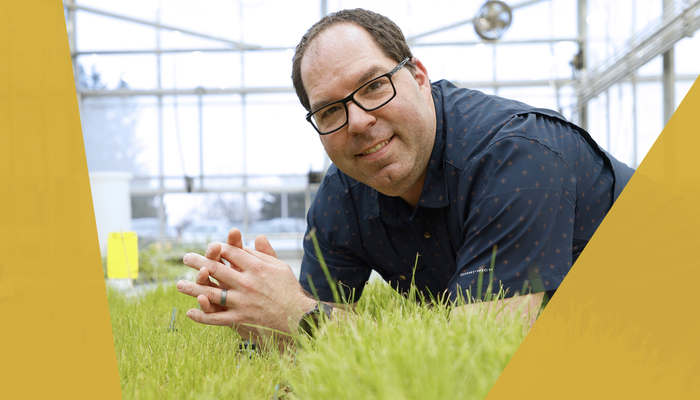 Guillaume Grégoire dans les serres de l'Université Laval, où il mène ses travaux de recherche sur l’amélioration des pratiques horticoles en milieu urbain.