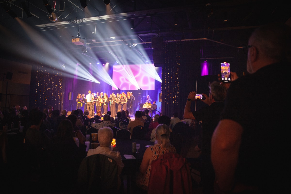 La Chorale du personnel de l'Université Laval lors de l'édition 2025 de l'événement ULaval en lumière. 