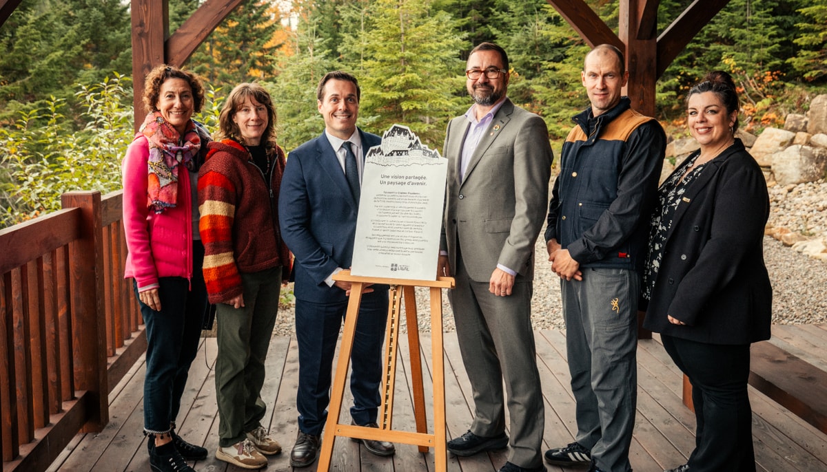 Les personnes invitées entourant la plaque réalisée en l’honneur du Fairmont Le Château Frontenac, qui sera installée sur le belvédère de la Forêt Montmorency. De gauche à droite: Carole Girard, responsable du développement philanthropique à la Faculté de foresterie, de géographie et de géomatique, Nancy Gélinas, doyenne de la Faculté de foresterie, de géographie et de géomatique, Jean-François Vary, directeur général de Fairmont Le Château Frontenac, François Gélineau, vice-recteur aux affaires internationales et au développement durable, responsable de l'EDI et de la philanthropie, Frédéric Martineau, directeur du domaine forestier à la Forêt Montmorency, et Ludivine Cruz, directrice du développement philanthropique à la Direction de la philanthropie et des relations avec les diplômées et diplômés.
