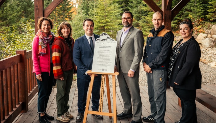 Les personnes invitées entourant la plaque réalisée en l’honneur du Fairmont Le Château Frontenac, qui sera installée sur le belvédère de la Forêt Montmorency. De gauche à droite: Carole Girard, responsable du développement philanthropique à la Faculté de foresterie, de géographie et de géomatique, Nancy Gélinas, doyenne de la Faculté de foresterie, de géographie et de géomatique, Jean-François Vary, directeur général de Fairmont Le Château Frontenac, François Gélineau, vice-recteur aux affaires internationales et au développement durable, responsable de l'EDI et de la philanthropie, Frédéric Martineau, directeur du domaine forestier à la Forêt Montmorency, et Ludivine Cruz, directrice du développement philanthropique à la Direction de la philanthropie et des relations avec les diplômées et diplômés.