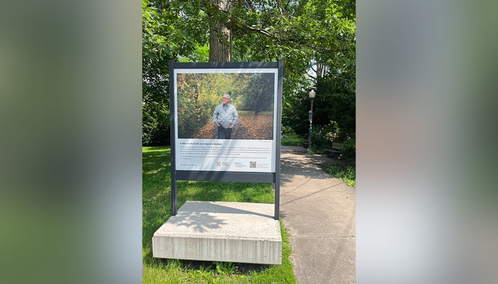 Chaque panneau présente un visage différent du vieillissement accompagné d'une citation de cette personne aînée.