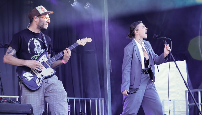 Louis Fernandez et Élie Dubois-Sénéchal ont interprété des titres de Contre-sens, ainsi qu'un extrait inédit de leur prochain album, attendu vers avril 2026.
