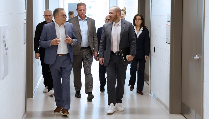 Visite d'installations consacrées à la recherche nordique. Sur la photo: Jean-Éric Tremblay, Institut nordique du Québec (INQ), Jérôme Dupras, Jean-Pascal Bilodeau, Centre d'études nordiques (CEN), Martin Fortier, Vice-rectorat à la recherche, à la création et à l’innovation (VRRCI), Philippe Archambault, Laboratoire de recherche international Takuvik, Brigitte Bigué (INQ) et Frédéric Picard (VRRCI).