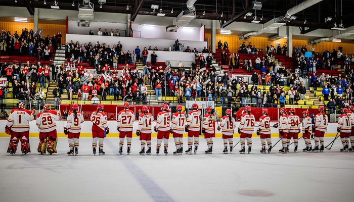 Les joueuses du club de hockey Rouge et Or de l'Université Laval saluent les partisans lors de leur match inaugural au PEPS, le vendredi 16 septembre 2026.