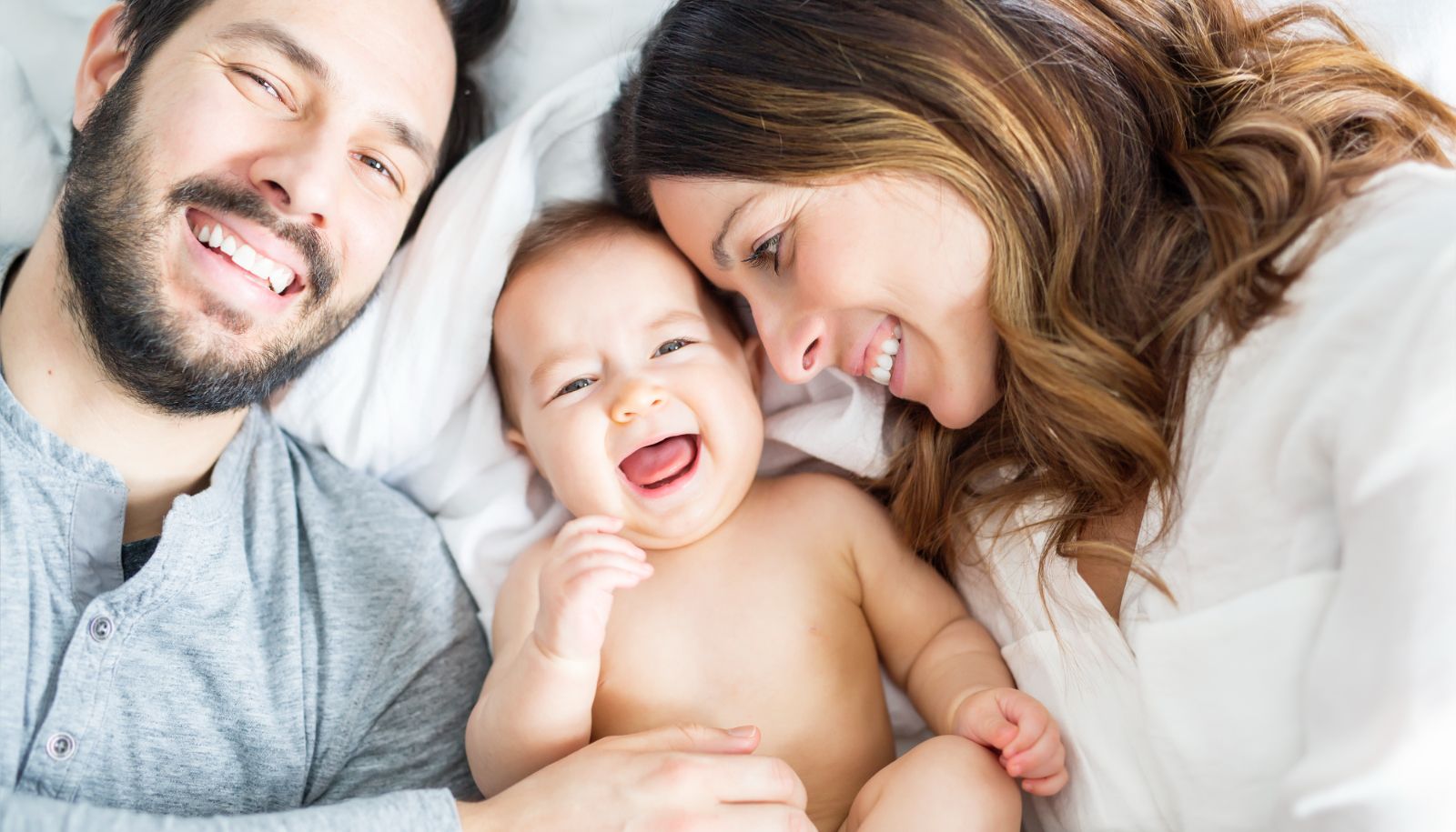 Depuis le début des années 2000, plus de 50% des naissances québécoises sont le fruit de couples vivant en union libre. Actuellement, lors d'une rupture, ces parents n'ont pas les mêmes droits que ceux mariés ou unis civilement, comme l'a reconnu la Cour suprême, en janvier 2013, dans l'affaire Éric c. Lola. Dans cette poursuite, Lola réclamait une généreuse pension alimentaire et un partage du patrimoine familial. Certaines choses changeront puisqu'une réforme du droit familial entrera en vigueur le 30 juin 2025.