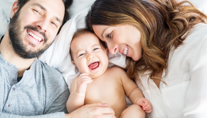 Depuis le début des années 2000, plus de 50% des naissances québécoises sont le fruit de couples vivant en union libre. Actuellement, lors d'une rupture, ces parents n'ont pas les mêmes droits que ceux mariés ou unis civilement, comme l'a reconnu la Cour suprême, en janvier 2013, dans l'affaire Éric c. Lola. Dans cette poursuite, Lola réclamait une généreuse pension alimentaire et un partage du patrimoine familial. Certaines choses changeront puisqu'une réforme du droit familial entrera en vigueur le 30 juin 2025.
