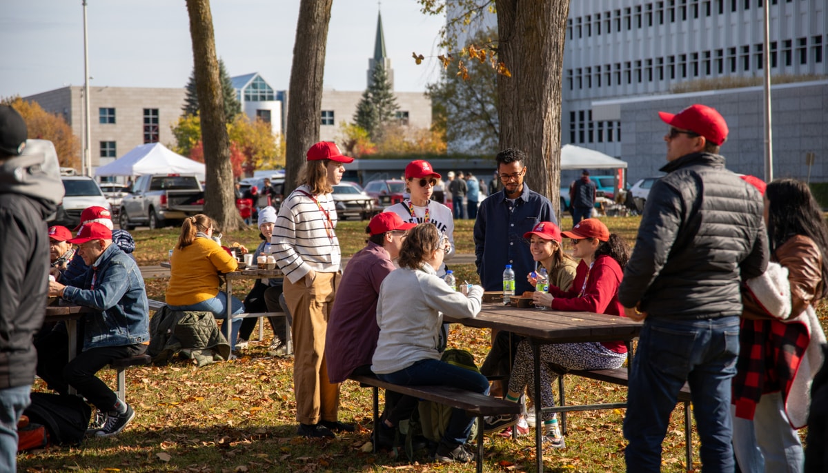Plus de 600 personnes diplômées étaient réunies sur le campus pour l'activité.