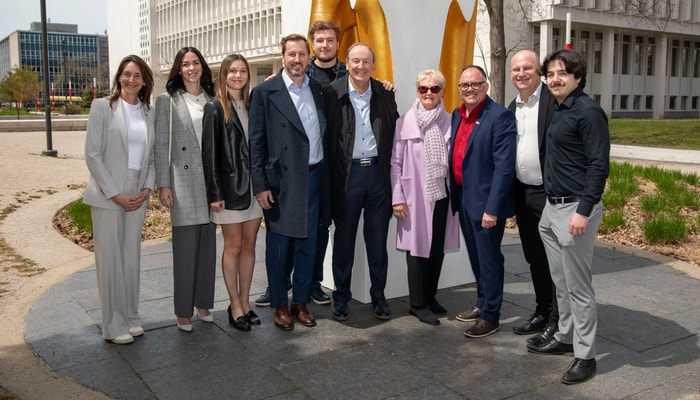 De gauche à droite: Caroline Girard, cheffe de la Direction de la philanthropie et des relations avec les diplômées et diplômés, Audrey Arcand, conjointe d'Éric Fortin, Noémie Fortin, petite-fille, Éric Fortin, fils de Richard et Lise Paquet-Fortin, Xavier Fortin, petit-fils, Richard Fortin, 67e membre du programme Les Cent-Associés, Lise Paquet-Fortin, épouse de Richard Fortin, Pierre Langevin, directeur du développement philanthropique à FSA Ulaval, Frank Pons, doyen de FSA Ulaval, et Jean-David Tremblay, boursier et étudiant au baccalauréat en administration des affaires à FSA ULaval.