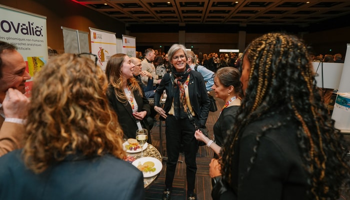 La rectrice Sophie D’Amours et Cathia Bergeron, vice-rectrice aux études et aux affaires étudiantes, et responsable de la santé, ont échangé avec des membres de la communauté de recherche lors du cocktail de réseautage qui s'est tenu à la fin de la journée.