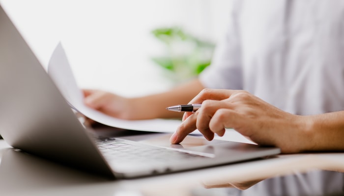 La professeure Mayer rapporte que le robot conversationnel de l'Agence du revenu du Canada n'était pas très performant.