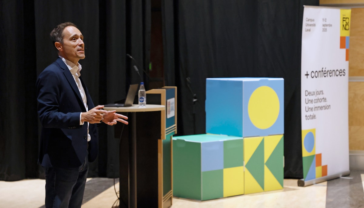 Le professeur Jonathan Paquin, directeur de l'École supérieure d'études internationales, lors de son exposé le 11 septembre.