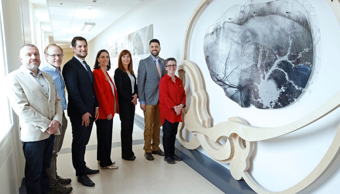 La délégation a visité différentes infrastructures de recherche phares à l'Université Laval, dont CERVO. De gauche à droite: David Luck, adjoint à la direction – recherche clinique, Centre de recherche CERVO, Paul De Koninck, directeur scientifique adjoint à la recherche fondamentale, Centre de recherche CERVO, Adrien Dolimont, Ministre-Président du Gouvernement wallon, Elisabeth Degryse, Ministre-Présidente de la Communauté française de Belgique, Pascale Delcomminette, Administratrice générale de Wallonie-Bruxelles International (WBI) et de l'Agence wallonne à l'Exportation et aux Investissements étrangers (AWEX), François Payeur, directeur d'ULaval monde, et Catherine Mercier, vice-doyenne à la recherche et à l'innovation de la Faculté de médecine