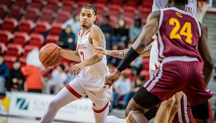 Christophe Tshibola, arrière du club de basketball Rouge et Or de l'Université Laval