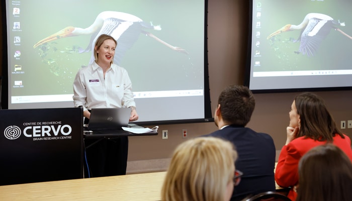 Lors de la visite de CERVO, Emmanuelle Careau, vice-rectrice adjointe aux affaires internationales et au développement durable, a fait une présentation en présence d'Adrien Dolimont, Ministre-Président du Gouvernement wallon, et d'Elisabeth Degryse, Ministre-Présidente de la Communauté française de Belgique, à l'avant.