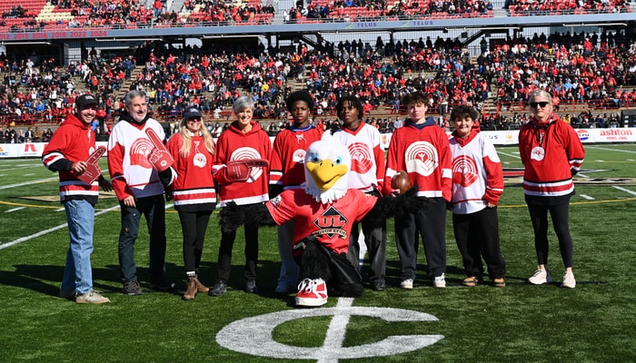 En marge du botté d'envoi du match de football opposant le Rouge et Or et les Redbirds de l'Université McGill, le 18 octobre au stade TELUS-Université Laval, dans le cadre du lancement de la campagne Centraide-Université Laval. De gauche à droite: Louis-Clément Picard, vice-président au développement philanthropique par intérim chez Centraide Québec et Chaudière-Appalaches, Yves Guérette, doyen de la Faculté de théologie et de sciences religieuses, Isabelle Genest, présidente-directrice générale de Centraide Québec et Chaudière-Appalaches, la rectrice Sophie D'Amours, quatre jeunes de l'organisme Le Diplôme avant la médaille et Julie Dionne, directrice du Service des activités sportives.