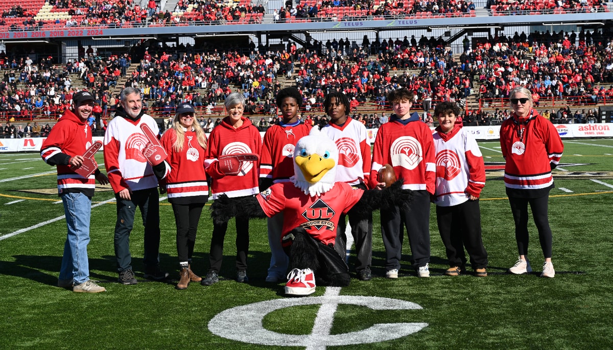 En marge du botté d'envoi du match de football opposant le Rouge et Or et les Redbirds de l'Université McGill, le 18 octobre au stade TELUS-Université Laval, dans le cadre du lancement de la campagne Centraide-Université Laval. De gauche à droite: Louis-Clément Picard, vice-président au développement philanthropique par intérim chez Centraide Québec et Chaudière-Appalaches, Yves Guérette, doyen de la Faculté de théologie et de sciences religieuses, Isabelle Genest, présidente-directrice générale de Centraide Québec et Chaudière-Appalaches, la rectrice Sophie D'Amours, quatre jeunes de l'organisme Le Diplôme avant la médaille et Julie Dionne, directrice du Service des activités sportives.