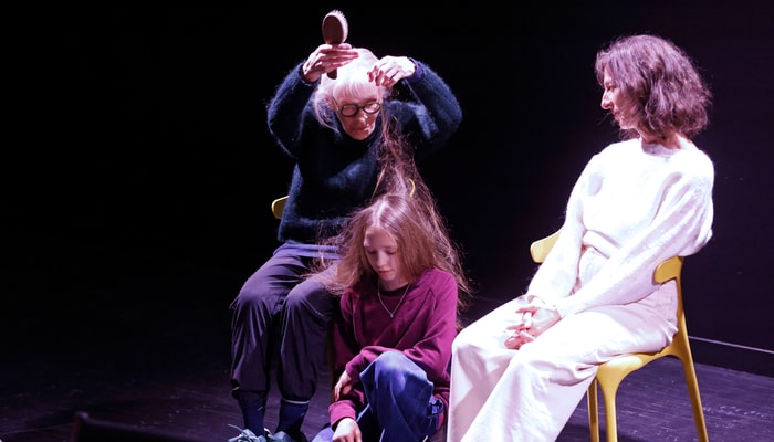 En ouverture, une performance réunissant cinq femmes de générations différentes a invité le public à entamer une réflexion personnelle sur l'instant et le passage du temps.