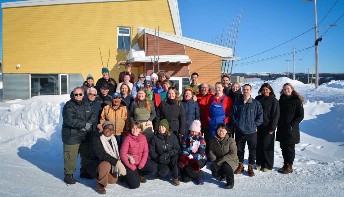 Les participantes et participants de l'école d'hiver WASH devant la station de recherche du Centre d'études nordiques.
