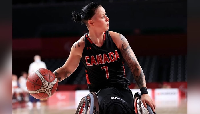 En compétition internationale, Cindy Ouellet porte le chandail no 7. La capitaine et meneuse de jeu de l'équipe féminine nationale de basketball en fauteuil roulant inscrit entre 15 à 25 points par match.