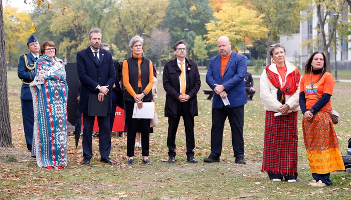 Plusieurs personnalités ont pris part à la journée qui s'est déroulée sur le campus. De gauche à droite: Manon Jeannotte, lieutenante-gouverneure du Québec, Joël Lightbound, ministre fédéral de la Transformation du gouvernement, des Travaux publics et de l'Approvisionnement, la rectrice Sophie D'Amours, Pascal Paradis, député de Jean-Talon, Ian Lafrenière, ministre responsable des Relations avec les Premières Nations et les Inuit, Nadine Rousselot, directrice du Bureau des Premiers Peuples (BPP) et Marie-Claude Sioui, responsable des partenariats et des événements au BPP.