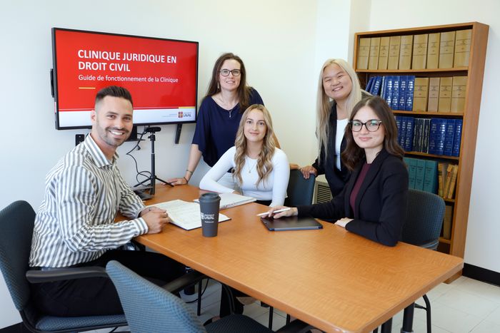 De gauche à droite: Jérémie Côté, chargé d'enseignement à la Faculté de droit et coordonnateur de la Clinique juridique en droit civil de l'Université Laval, Virginie Lefèbvre, professionnelle de recherche à la Faculté de droit et coordonnatrice de la Clinique, Léanne Chartier, étudiante au baccalauréat en droit qui a participé à la Clinique à l'été 2025, Marilou Garneau, étudiante de 2e cycle en droit notarial et auxiliaire de recherche à la Clinique, et Arianne Barry-Boivin, étudiante au baccalauréat en droit qui a participé à la Clinique à l'hiver 2025.