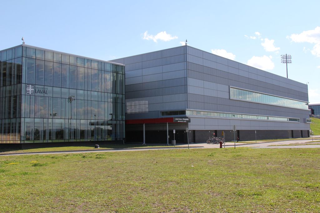 Réputé pour être le plus grand complexe sportif universitaire de l'est du Canada, le Pavillon de l’éducation physique et des sports (PEPS) – qui regroupe aussi le stade TELUS-Université Laval et tous les terrains sportifs extérieurs – accueille, bon an mal an, des milliers de personnes membres inscrites à des cours, des ligues, des événements spéciaux, des camps, etc.