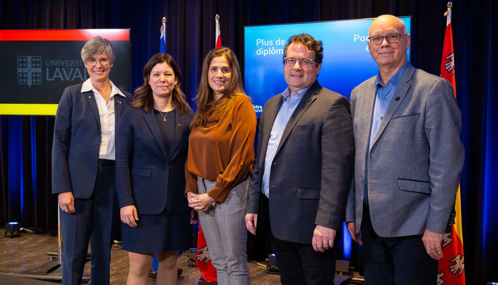 Étaient présents lors de l'annonce (de gauche à droite), Sophie D'Amours, rectrice, Anabelle Viau-Guay, doyenne de la Faculté des sciences de l'éducation, Pascale Déry, ministre de l'Enseignement supérieur, Bernard Drainville, ministre de l'Éducation, et Mario Asselin, adjoint parlementaire de la ministre de l'Enseignement supérieur.