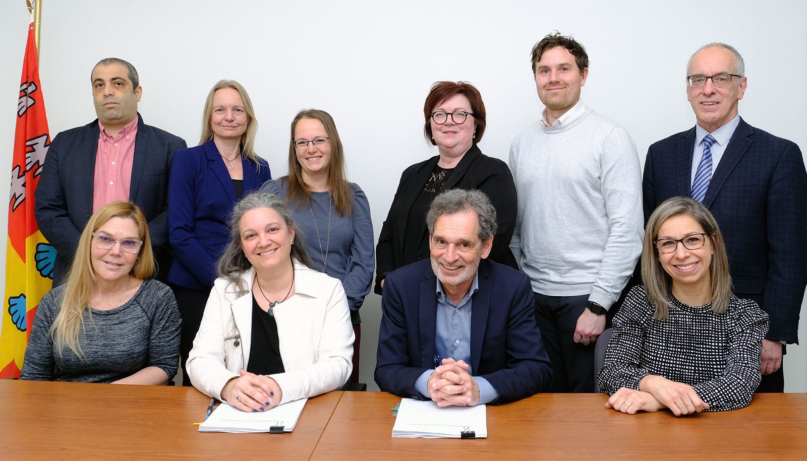 <p>La présidente par intérim du SPPRUL, Karoline Blais, et le vice-recteur exécutif et vice-recteur aux ressources humaines et aux finances, André Darveau, signent la convention collective 2024-2027 entourés des comités de négociation.</p>