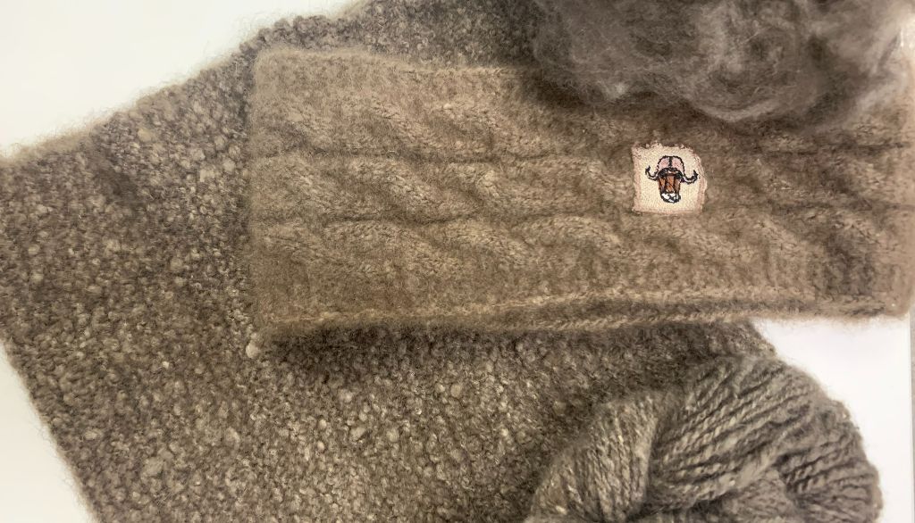 <p>Réputée plus douce que le cachemire, cette fibre est huit fois plus chaude que la laine de mouton. Une fois filée, elle peut être utilisée de bien des façons, comme pour la création de bandeaux ou de cache-cou. </p>