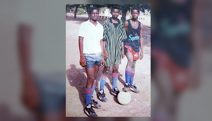 Au centre, le jeune Boris Salou, 12 ans, jouant au foot avec ses amis dans sa ville natale de Ouagadougou.