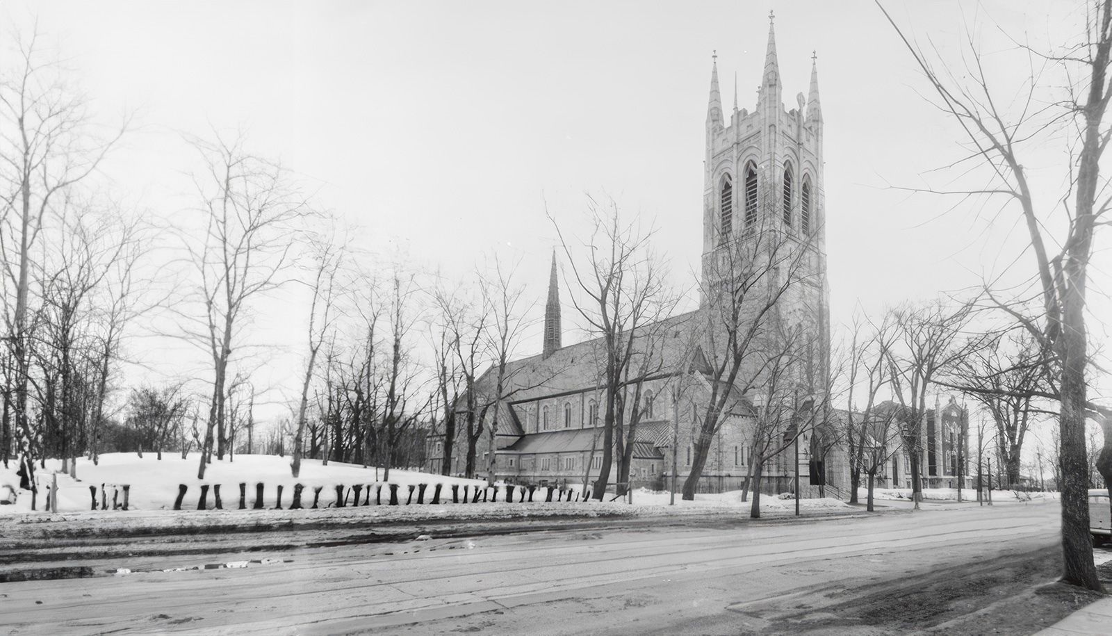 <p>Négatif représentant une partie de l’église Saint-Dominique, construite entre 1929 et 1930 et située sur la Grande Allée. L’église a été classée bâtiment patrimonial en 2014.</p>