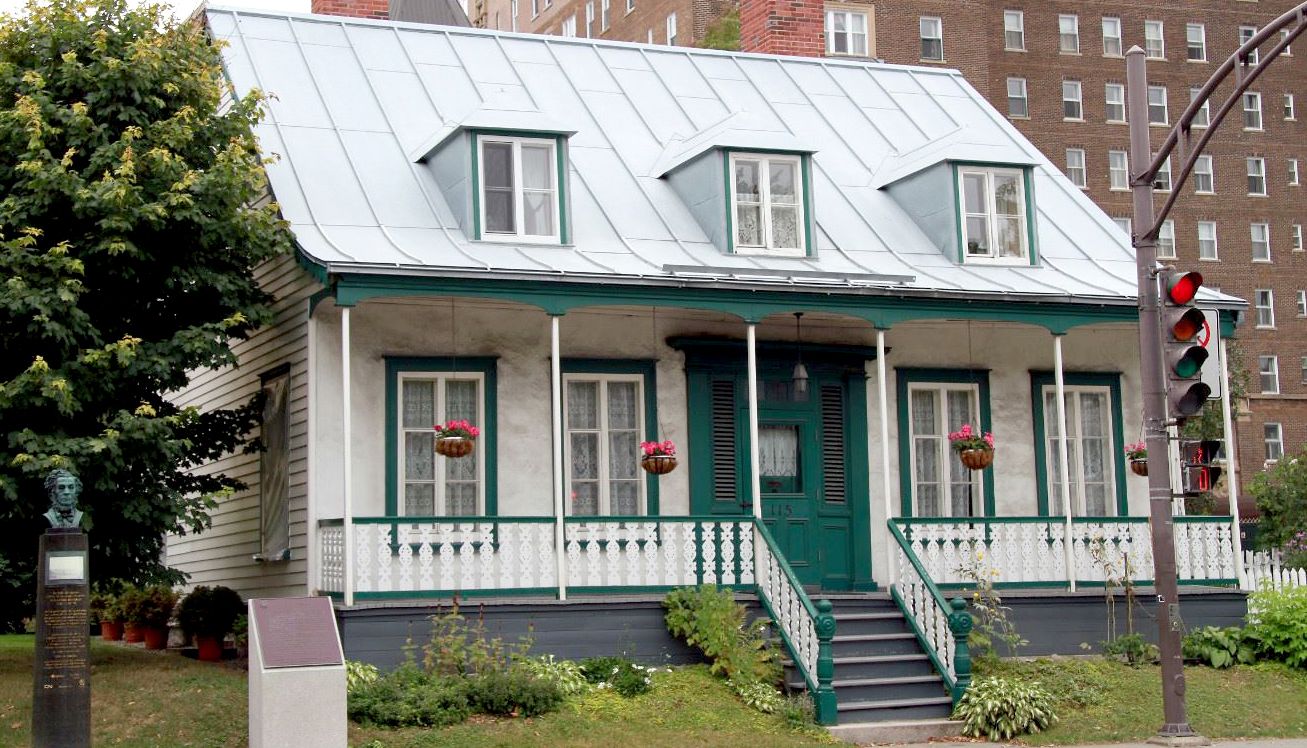 <p>Cette maison située sur la Grande Allée porte le nom du peintre Cornelius Krieghoff (1815-1872) qui y vécut en 1859-1860. Elle a été classée bâtiment patrimonial par le gouvernement du Québec en 1975.</p>