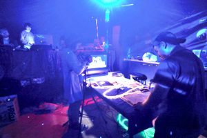 Les étudiants du laboratoire public du cours Théâtre et technologies à l'?uvre au café-bar Le Zinc, vendredi dernier. Le public peut assister au processus de création les mercredi, jeudi et vendredi, de 13 h à 17 h. Le spectacle final sera présenté le 13 juin.