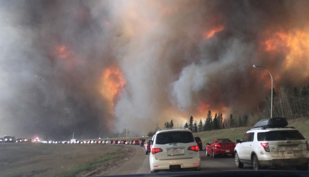 Les résidents de Fort McMurray ont dû être évacués en mai 2016 en raison des feux de forêt qui étaient aux portes de la ville.