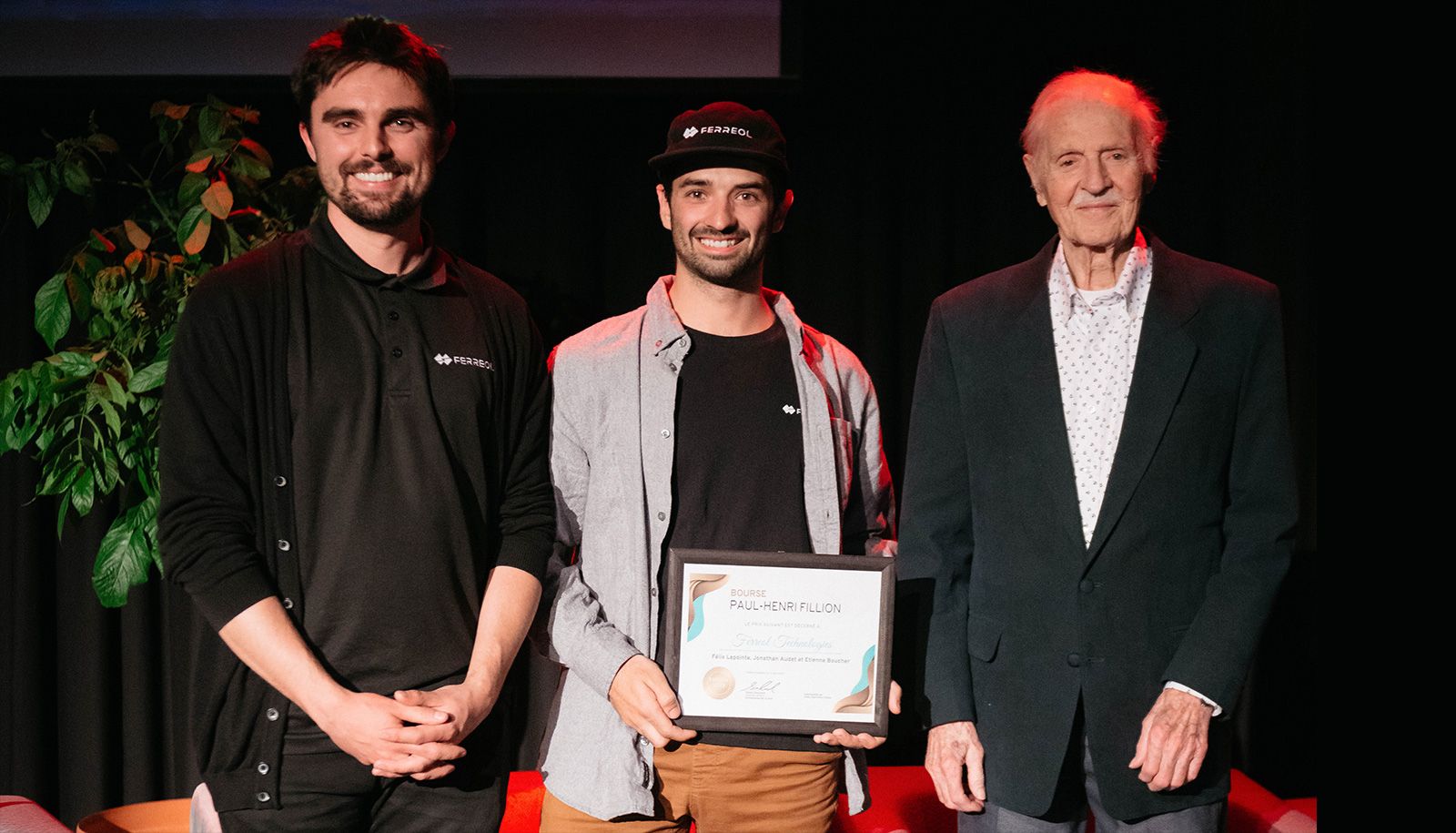 <p>Félix Lapointe, Jonathan Audet et Étienne Boucher (absent de la photo) de Ferreol Technologies sont lauréats d'une bourse Paul-Henri-Fillion, offrant un soutien financier aux entrepreneures et entrepreneurs technologiques en prédémarrage et ayant une volonté d'avoir une composante manufacturière au Québec. On les voit en compagnie de Paul-Henri Fillion.</p>