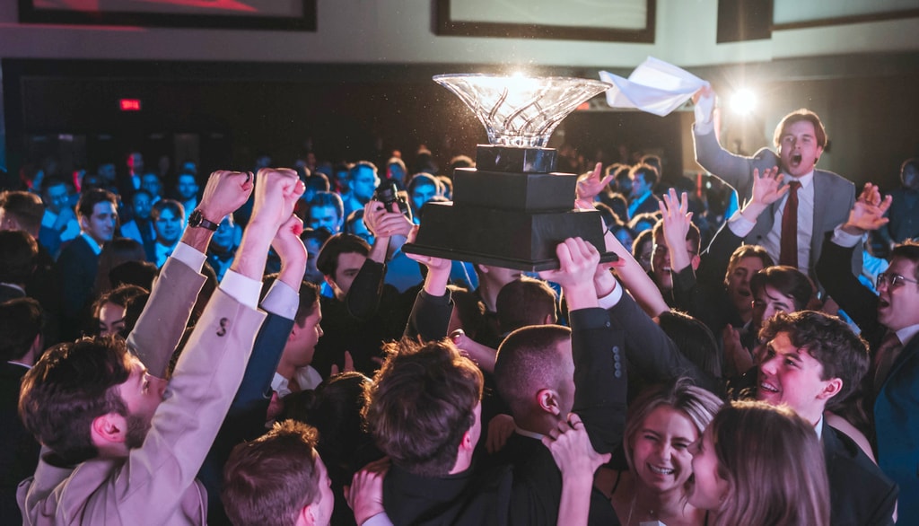 La
délégation FSA ULaval soulevant la coupe de l’Omnium financier pour la première
fois depuis la création de la compétition en 2006.