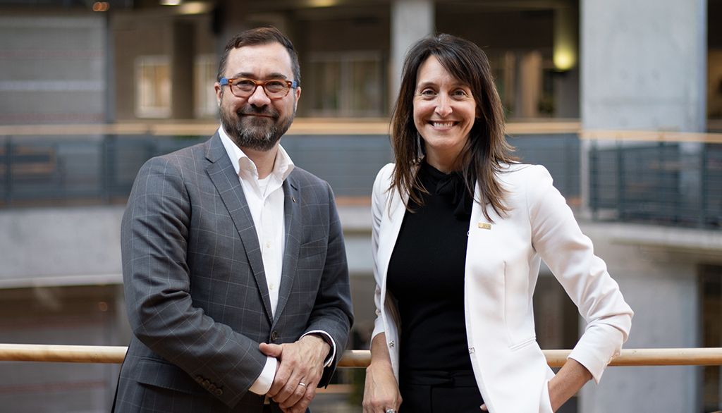 <p>Le
vice-recteur aux affaires internationales et au développement durable,
responsable de l’EDI et de la philanthropie, François Gélineau, en compagnie de
la cheffe de la direction de la nouvelle unité Direction de la philanthropie et
des relations avec les diplômées et diplômés de l’Université Laval, Caroline
Girard</p>