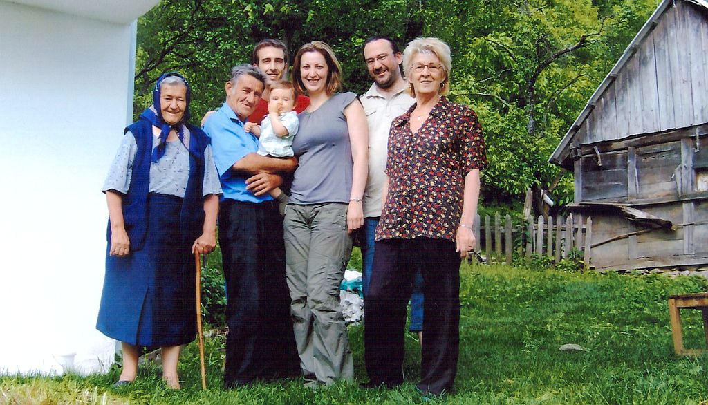 <p>Bébé Theo en compagnie de ses parents, lors d'une visite familiale en Serbie.</p>